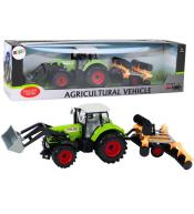 Traktor z broną na napęd zielony