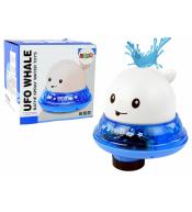 Wieloryb tryskający wodą biały