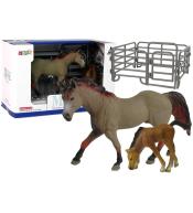 Koń rasy Capricorn ze źrebakiem i akcesoriami