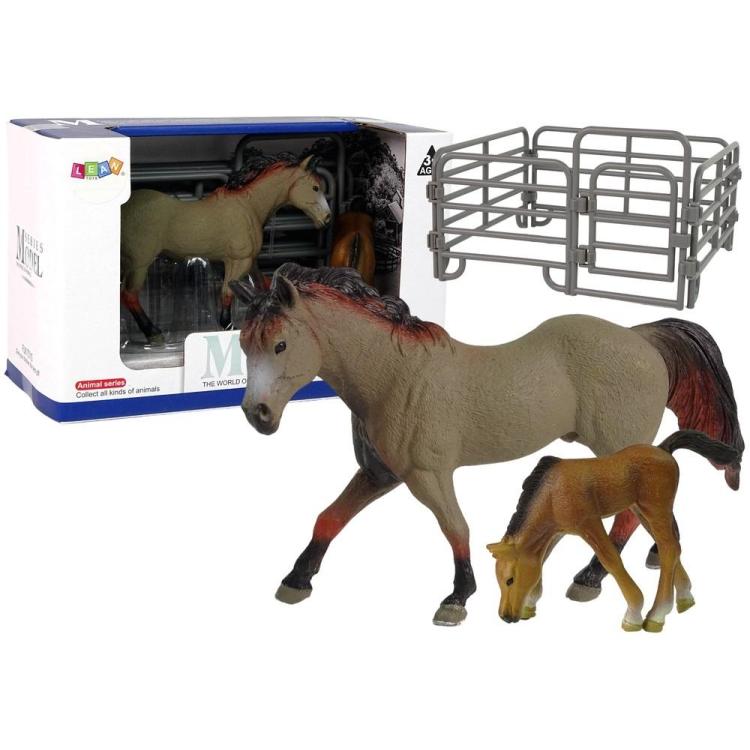 Koń rasy Capricorn ze źrebakiem i akcesoriami