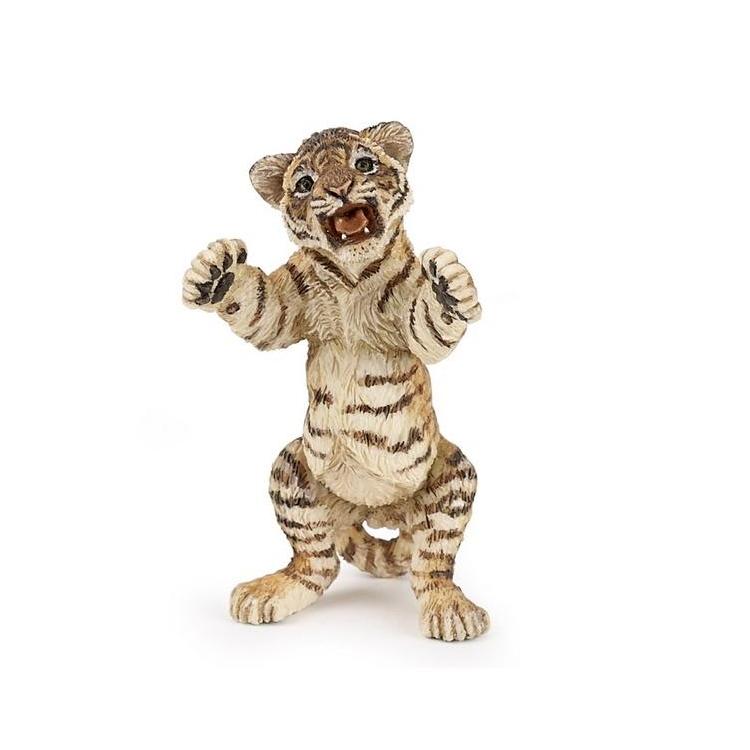 Młody tygrys stojący