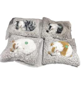 Kotek pluszowy na poduszce MIX