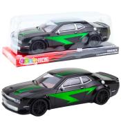 Terenówka z napędem i błyszczącą karoserią